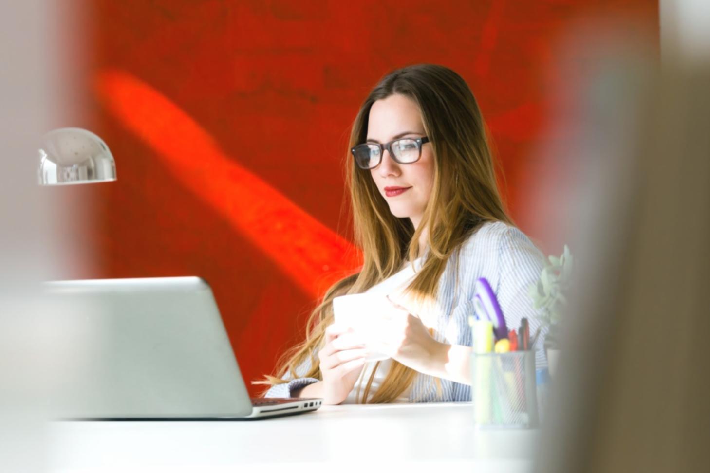 Workshop-Teilnehmer bei der Arbeit mit Finanzmodellen